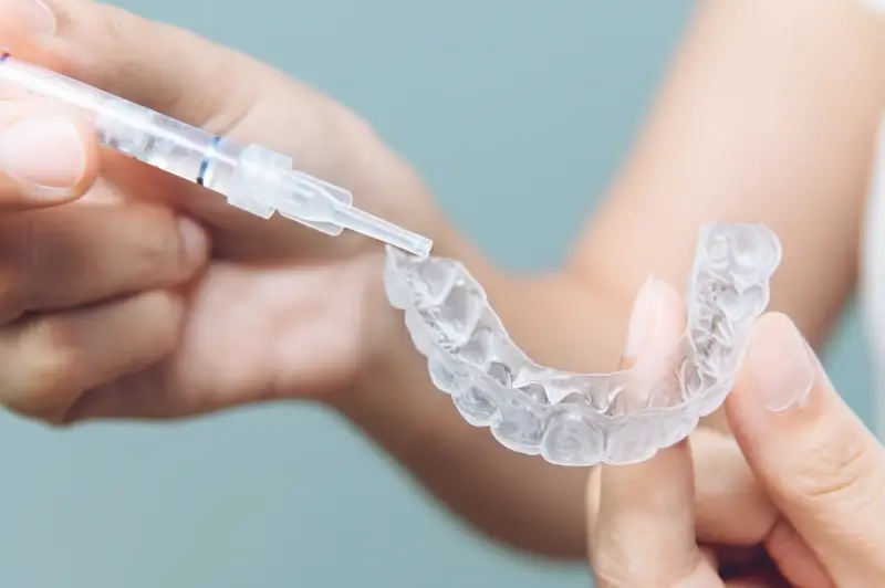 Czy noszenie nakładek Invisalign boli?